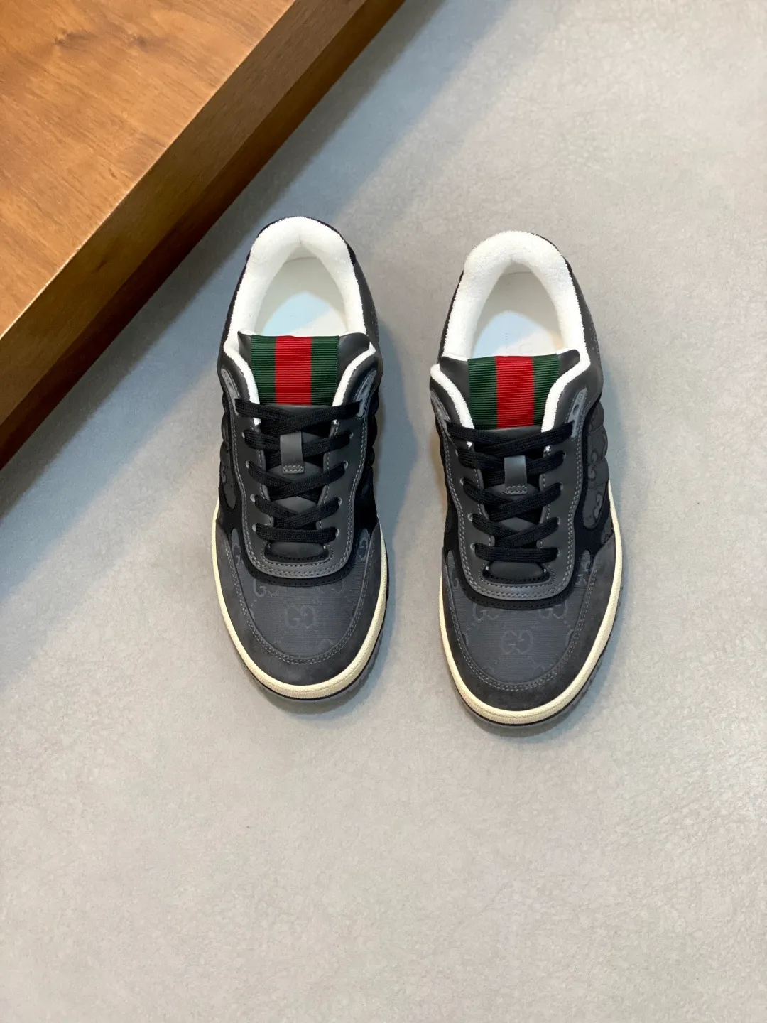 Men's Shoes 💰660 𝐆𝐮𝐜𝐜𝐢 𝐑𝐞-𝐖𝐞𝐛 As the first sneaker created by Sabato De Sarno for Gucci, the Re-Web series reinterprets the brand's classic stripes and sets off the modern silhouette design with bold and unique details. These shoes are crafted from white leather. This new sneaker is ingeniously decorated with many of the brand's classic details, and is equipped with a bright red and green webbing tongue, which will make people fall in love at first sight. White leather treated with a special process for softness and luster, with an embossed grainy texture. Script Gucci logo and interlocking G web label with Interlocking G and script Gucci logo. Rubber outsole with interlocking G detail eyelets. Web tongue. Size: 39-44 (customized for sizes 38 and 45)